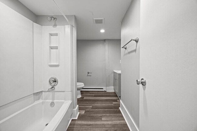 Building Photo - Newly Renovated 2 bed 1 bath!