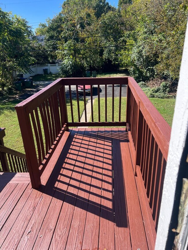 Building Photo - Huge 1 Bedroom Apartment, in the Near west End with an extra den space!