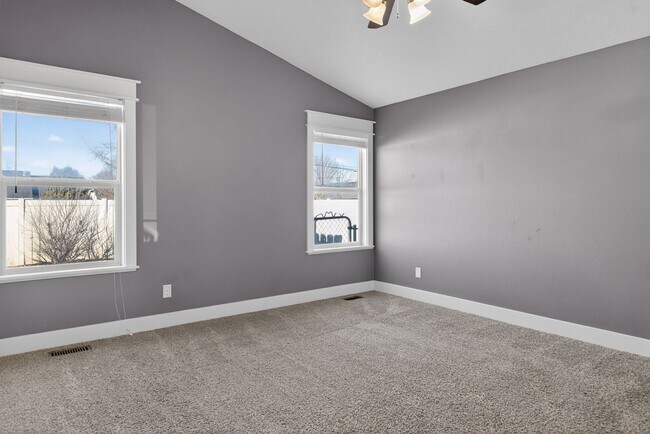 Building Photo - Spacious Home in Quiet Star Cul-de-Sac with Large Yard