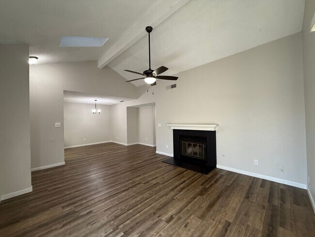 Building Photo - Must see! 2-bedroom, 2-bathroom single-sto...