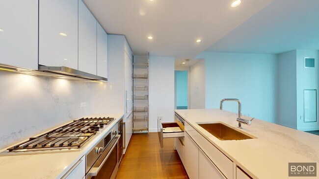 Building Photo - 400 W 61st St