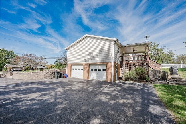 Building Photo - 979 Barclay Rd