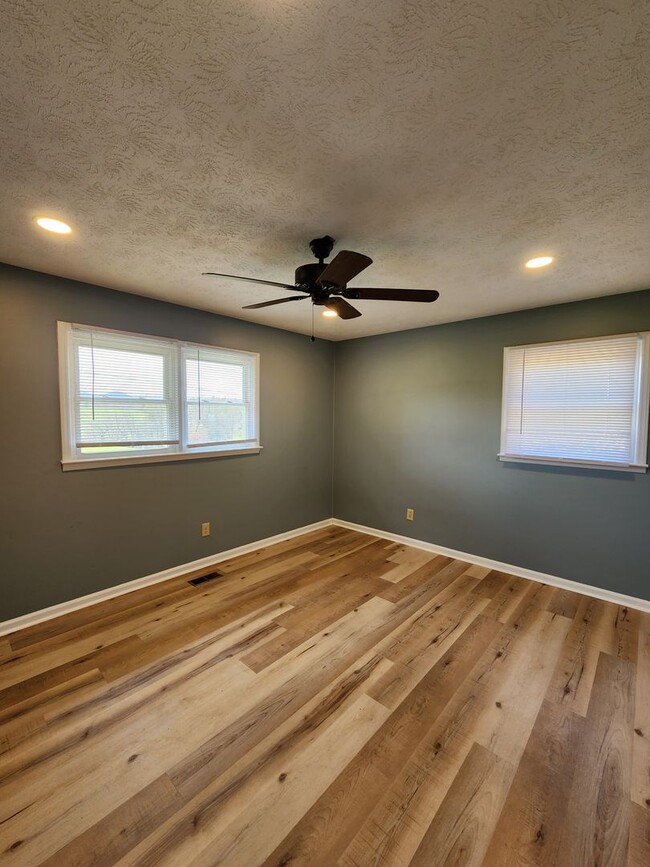 Building Photo - Large Brick Ranch-Rental