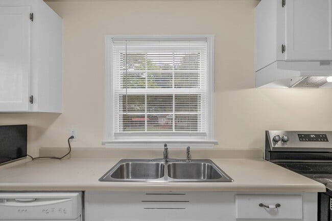 Building Photo - 2 Bedroom Home For Rent Near APSU!