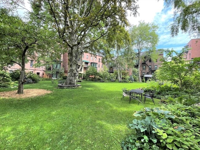 Building Photo - 623 Tremont St