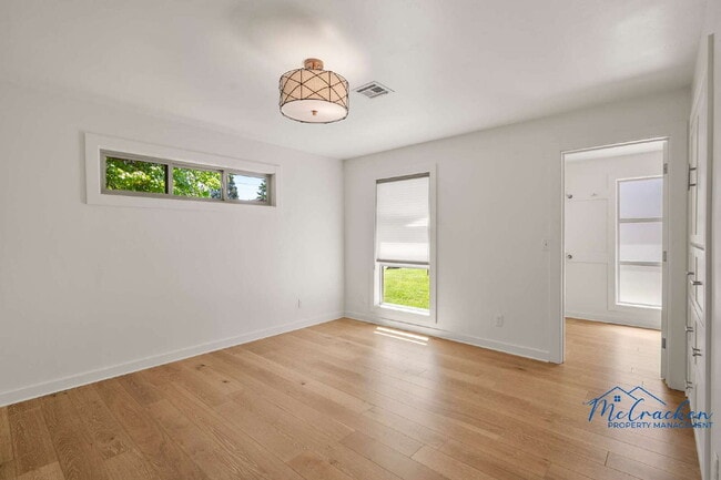 Building Photo - Modernized Spacious 3 Bedroom Home with Lu...
