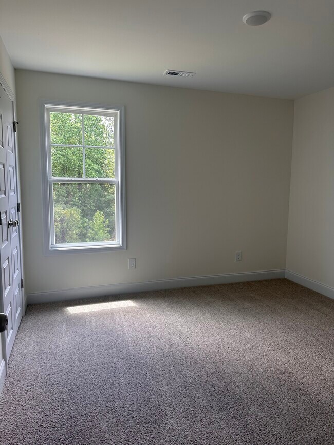 Building Photo - 341 Edwinstowe Ave