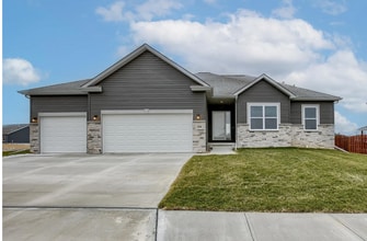 Building Photo - Spacious Ranch Home  5 Bedrooms  3 Bathrooms  3,163 Finished Sq Ft