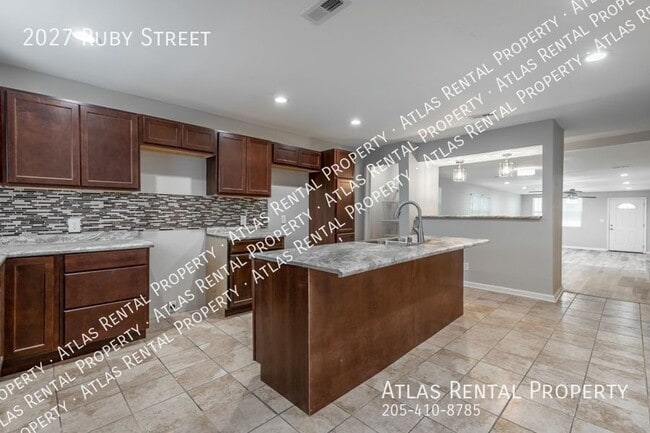 Building Photo - 2027 Ruby St