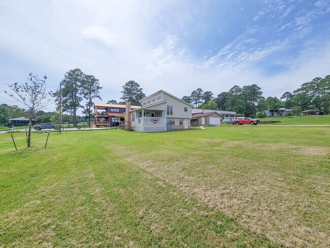 Building Photo - Extremely well maintained home. The second...