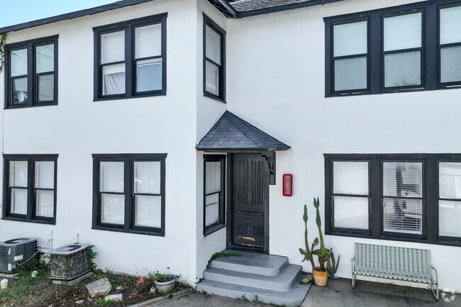 Entrance - Leuda-May Apartments