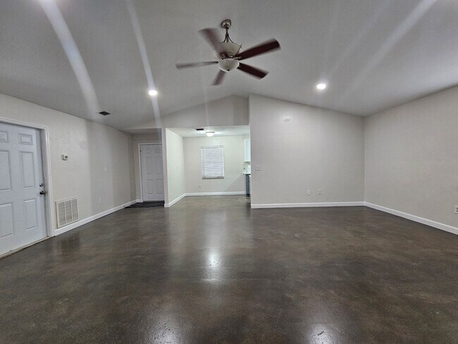 Building Photo - 3/2 Home in Palm Grove