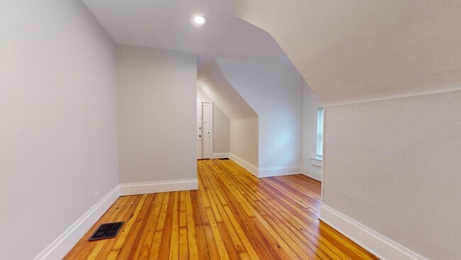 Building Photo - 5 BEDROOMS + 2 FULL BATHROOMS + 5 FREE OFF...