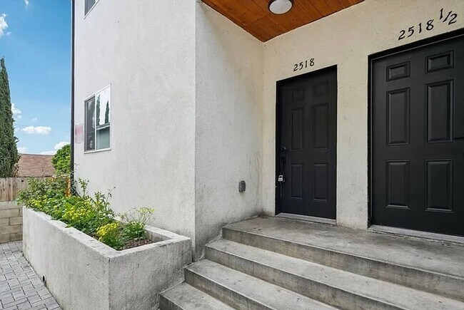 Building Photo - 4BED/3BATH IN BOYLE HEIGHTS!