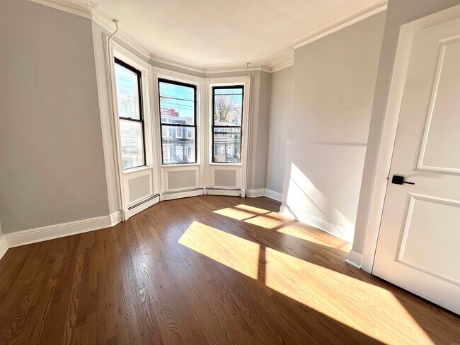 Building Photo - 484 Mercer St