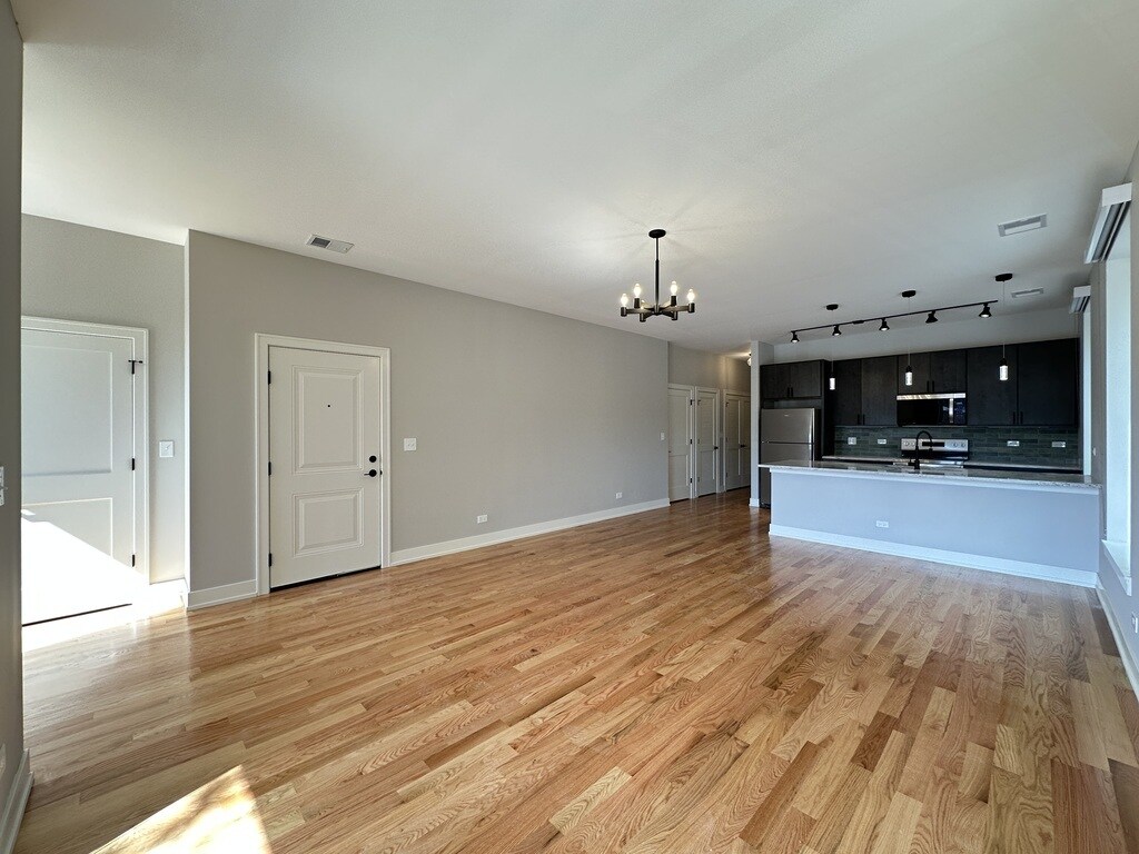 Building Photo - 2100 W 18th Pl