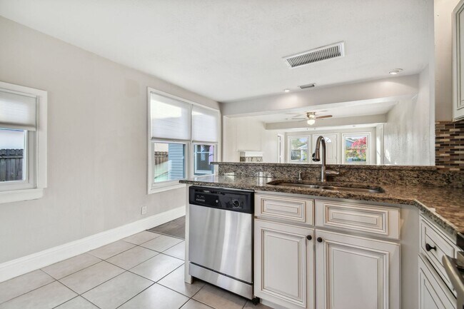 Building Photo - Charming 3 bed 2 bath North Kenwood home w...