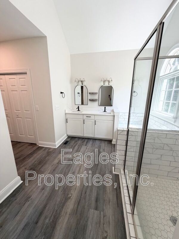 Building Photo - 210 Creekside Dr