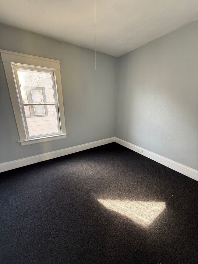 Building Photo - 4bd Single Section 8