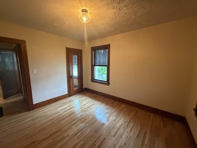 Building Photo - 460 S Mazon St