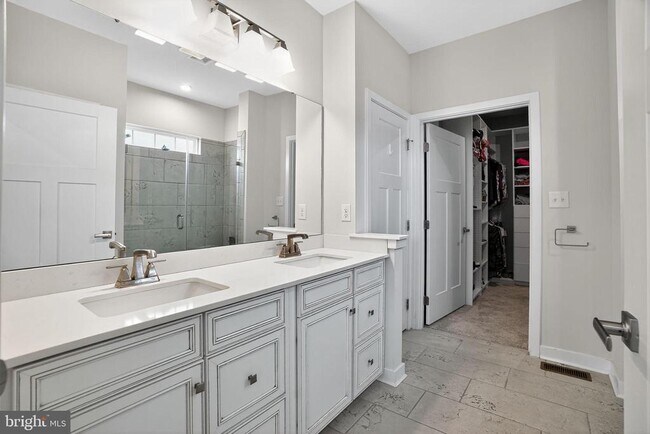 Building Photo - 701 Cascade Way