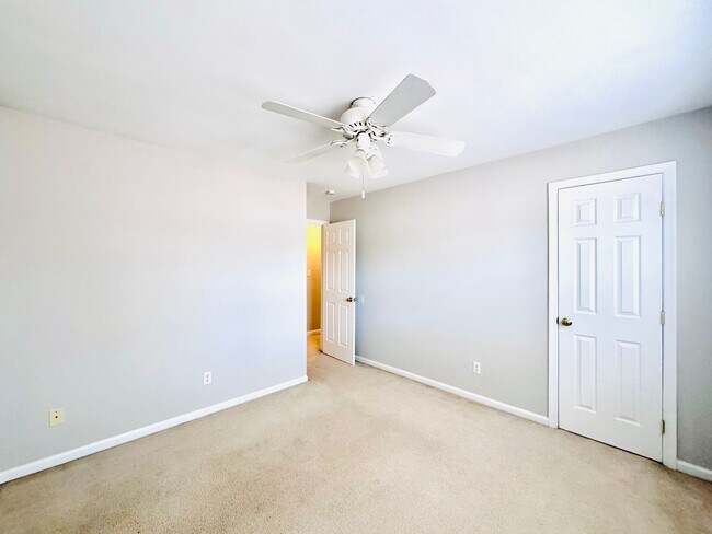 Building Photo - Spacious 5-bedroom home situated on a desirable corner lot!