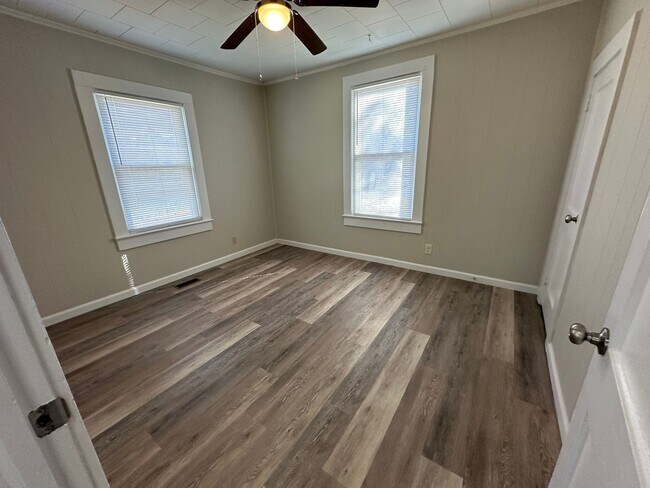 Building Photo - Charming Two Bedroom Home