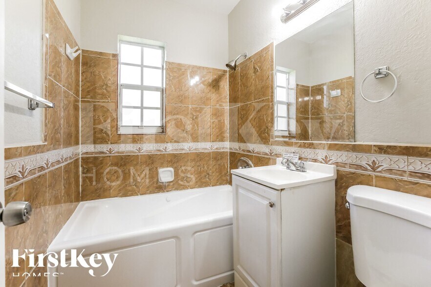 Building Photo - 601 NW 194th St