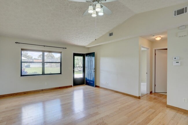 Building Photo - 1690 Seahouse St