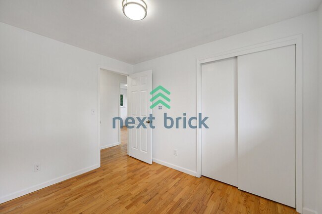 Building Photo - Charming 3-Bedroom Edmonds Home with 2 Full Baths and Spacious 1982 Sq. Ft. Living Space!