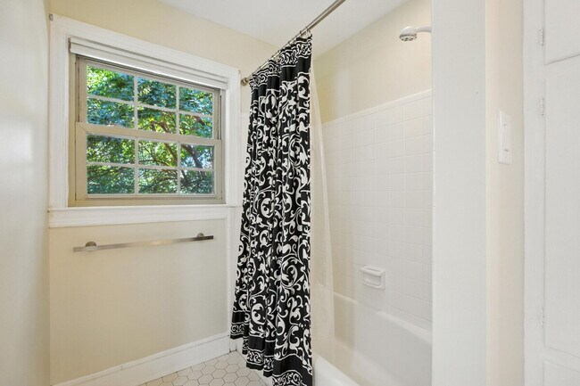 Building Photo - 6700 Middleboro Dr