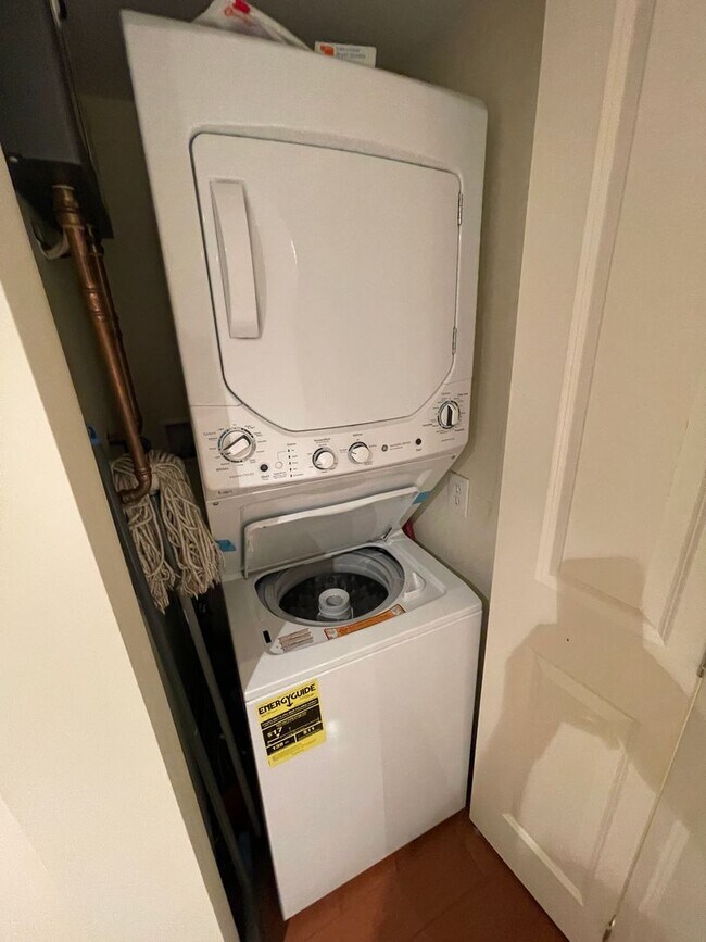 Building Photo - Fully Furnished English Basement near Capitol Hill