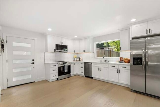 Building Photo - Maple Leaf 2-Bedroom Plus Office