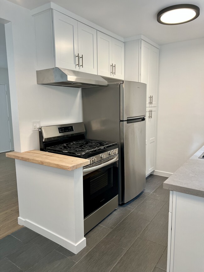 Kitchen - 3466 Glendon Ave