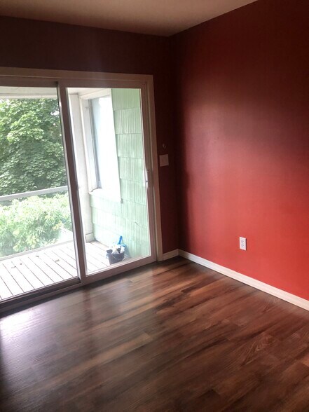 Building Photo - 310 SE Dilke St