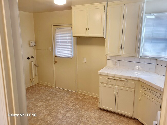 Building Photo - NEW PRICE REDUCTION: House 2bd 1ba- yard, ...