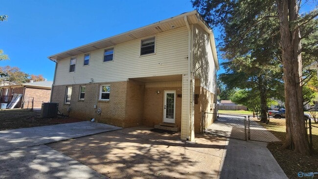 Building Photo - 11402 Hillwood Dr SE