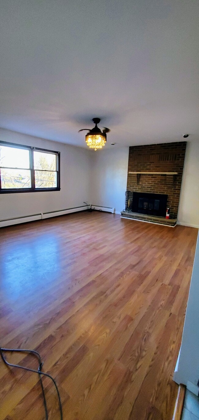 Building Photo - 717 Squires Ave