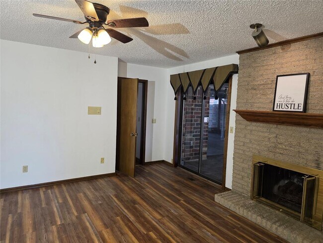 Building Photo - 8100 N Bridgeport Ln