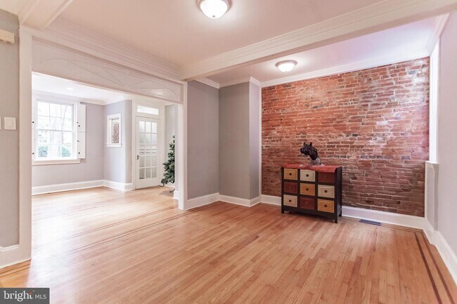 Building Photo - 323 Cypress St