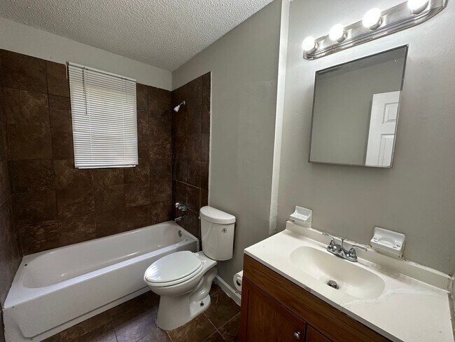 Building Photo - 2825 Shenandoah Dr