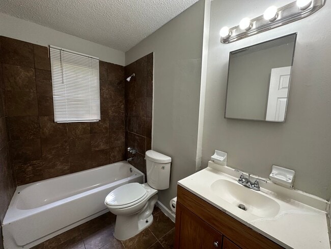 Building Photo - 3 Bedroom 1 bath