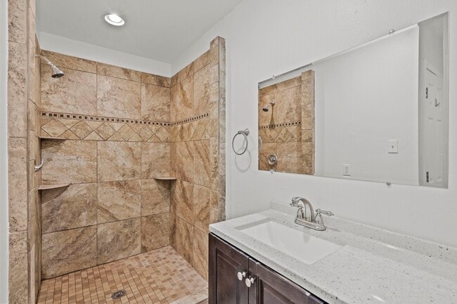 Building Photo - 1132 18th Ave N