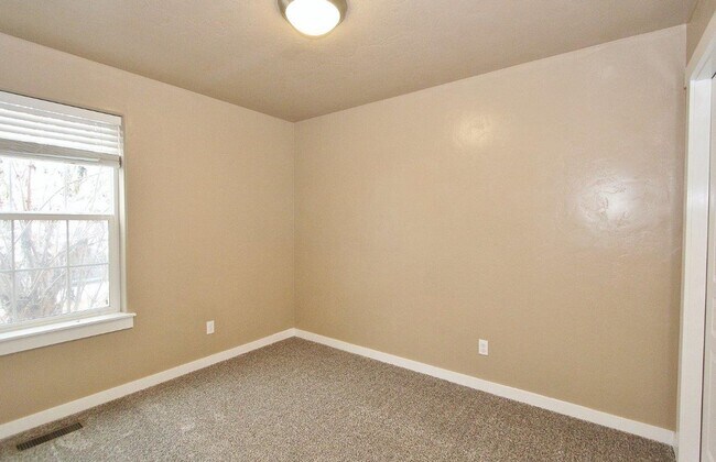 Building Photo - Spacious Single-Level Home on Cul-De-Sac