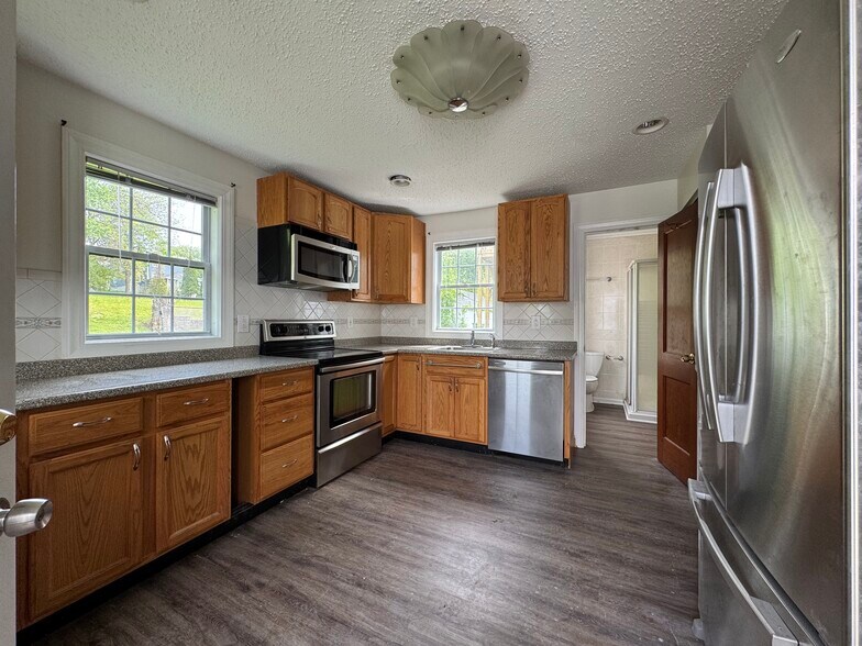 Kitchen w/ French door fridge, dishwasher, microwave and glass top stove - 16 Durant Ter