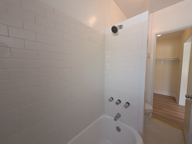 Building Photo - 5417 N Kenmore Ave