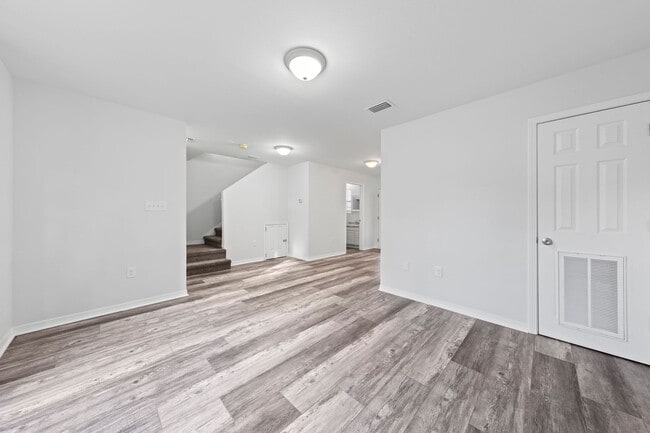 Building Photo - Beautifully Updated Townhouse