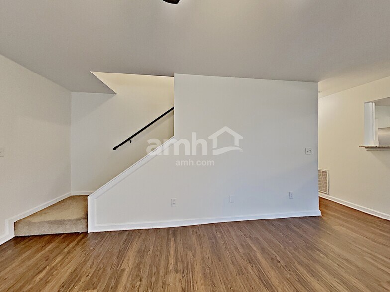 Building Photo - 204 Bates Ct