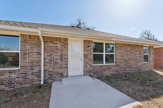 Building Photo - Beautiful 3 Bedroom, 2 Bath Home Close to Choctaw
