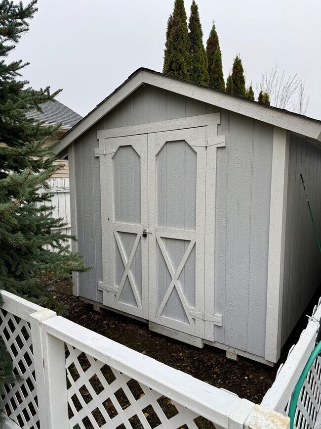 Building Photo - Stunning 3 Bed 2 Bath Eagle Ridge Home w/ Large Fenced Backyard and Raised Deck!